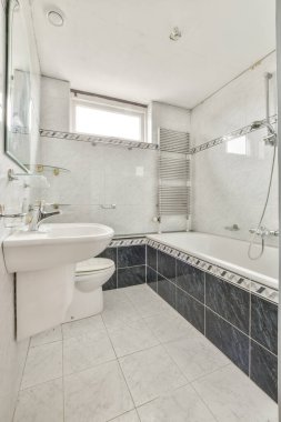 Mermer duvarlı banyo.