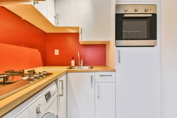 Cozinha encantadora com paredes laranja — Fotografia de Stock