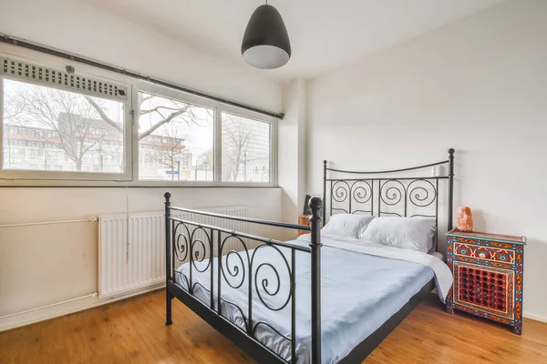 Charmante slaapkamer met een metalen bed — Stockfoto