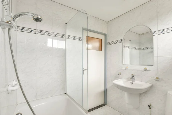 Bagno con pareti in marmo — Foto Stock