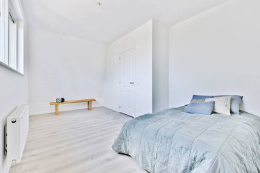 Minimalist tarzda şık bir yatak odası.