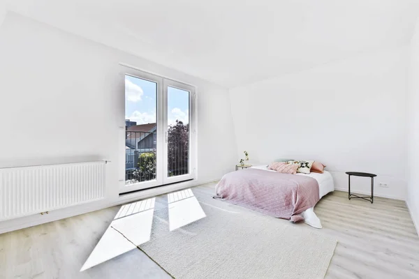 Elegante camera da letto in stile minimalista — Foto Stock