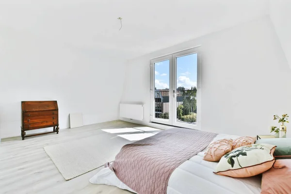 Stilvolles Schlafzimmer im minimalistischen Stil — Stockfoto