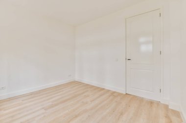 Güzel döşenmiş parkesi olan geniş bir odanın içi.