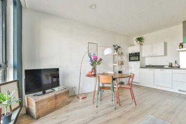 Yemek odasının içinde.