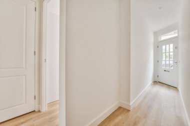 Parke zeminli şık koridor