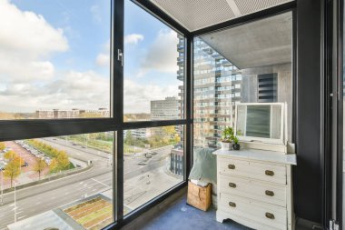 Modern bir evin içinde.