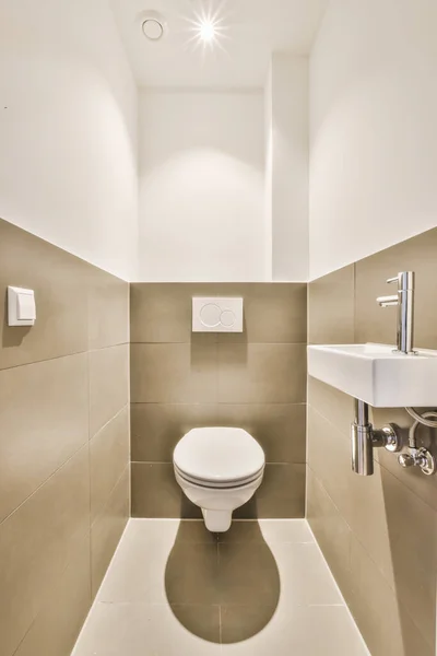 Стильный туалет с подвешенным туалетом — стоковое фото