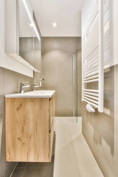 Stilvolles Waschbecken mit großem Spiegel — Stockfoto