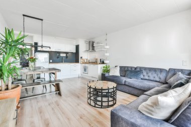 Yemekhanesi mutfağı olan şık bir daire.