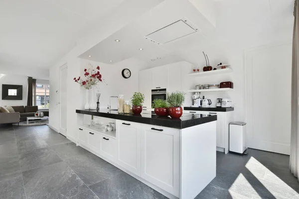Design intérieur de la cuisine blanche moderne — Photo