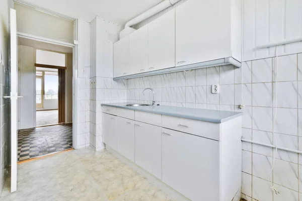 Пустая и светлая кухня с белым кухонным набором — стоковое фото
