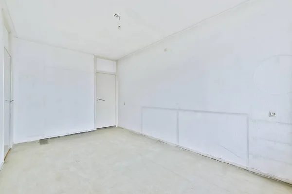 Um quarto vazio e luminoso com paredes brancas — Fotografia de Stock