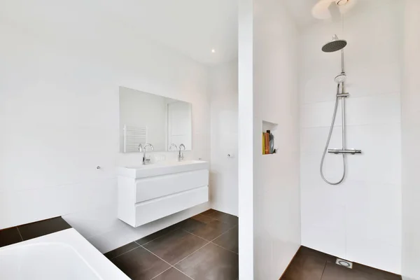 O banheiro é em um estilo minimalista com uma caixa branca de gavetas — Fotografia de Stock
