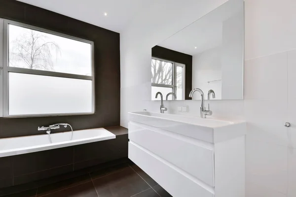 带有窗户和浴缸的最低限度浴室 — 图库照片