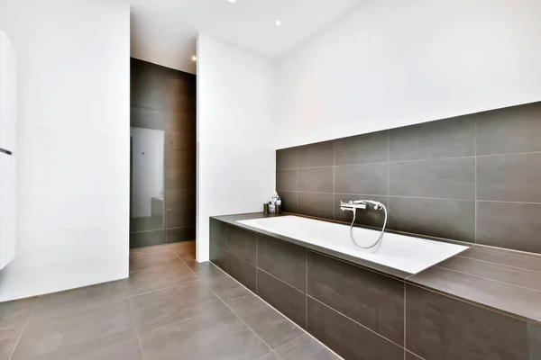 Ванна кімната в мінімалістичному стилі зі зручною ванною — стокове фото