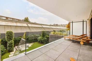 Koyu fayanslı çekici bir balkon.