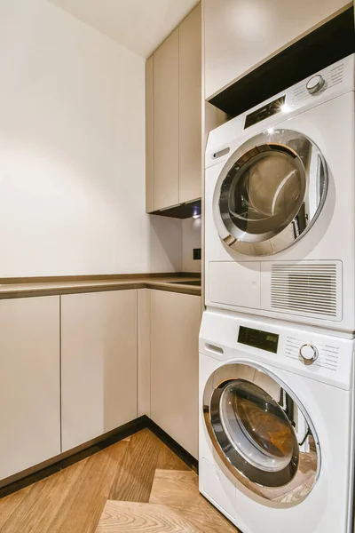 Attraente lavanderia con lavatrice — Foto Stock