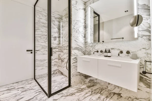 넓은 사각형 거울 이 있는 매력적 인 욕실 — 스톡 사진