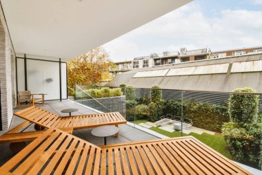 Koyu fayanslı çekici bir balkon.