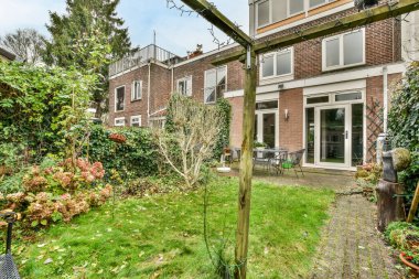 Büyük evin arka bahçesi.