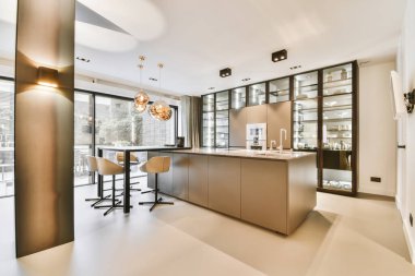 Minimalist tarzda çekici bir mutfak.