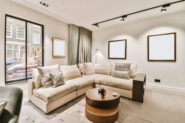 Attraktives Wohnzimmer mit beigem Sofa — Stockfoto