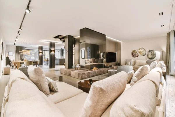 Attraktives Wohnzimmer mit beigem Sofa — Stockfoto