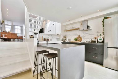 Çiçek saksılarıyla lüks bir mutfak.