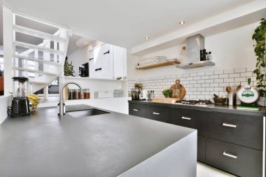 Çiçek saksılarıyla lüks bir mutfak.