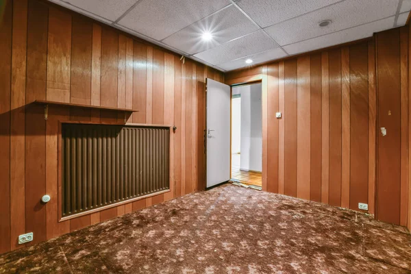 Het interieur van een luxe kamer met donker tapijt — Stockfoto
