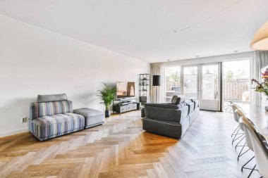 Büyük mavi bir kanepesi olan enfes bir oturma odası.