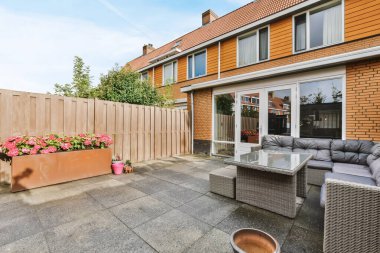 Evin hoş avlusunda yumuşak bir kanepe.