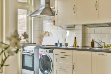 Beyaz mutfak içi tüm ekipmanlarla dolu.