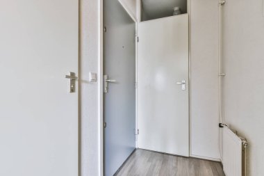 Bir sürü kapısı olan küçük sevimli bir koridorun içi.