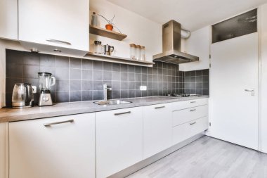 Siyah kiremitleri olan büyüleyici bir mutfağın içi.