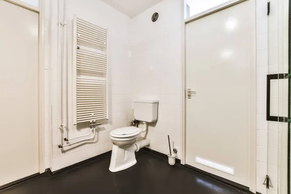 Interiören i ett härligt badrum med toalett — Stockfoto