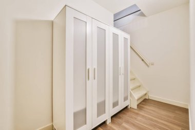 Beyaz gardırobu olan akıl almaz bir oda.