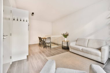 Aydınlık bir kanepesi olan akıl almaz küçük bir oturma odası.