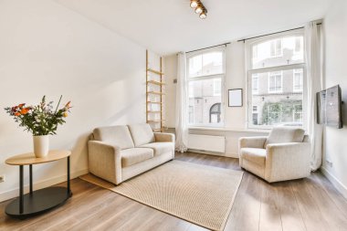 Aydınlık bir kanepesi olan akıl almaz küçük bir oturma odası.