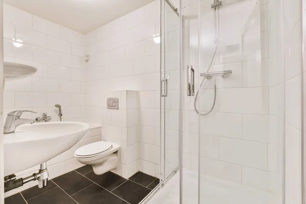 Ohromující koupelna s černou dlaždicovou podlahou — Stock fotografie