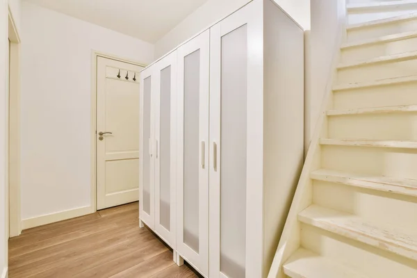 Умопомрачительная комната с белым шкафом — стоковое фото