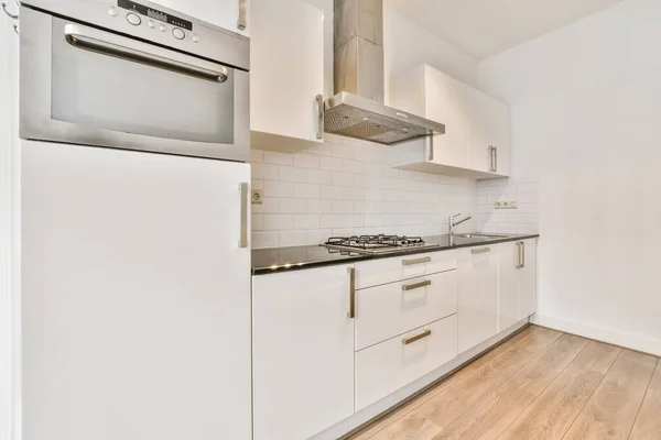 Açık renkli, beyaz mutfak takımlı, akıl almaz küçük bir mutfak. — Stok fotoğraf