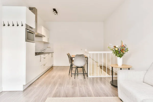 Дивовижна маленька кухня в світлих тонах з білим кухонним гарнітуром — стокове фото