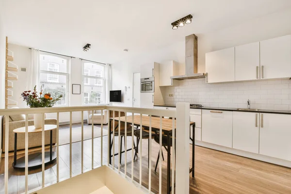 A mind-blowing small kitchen in light colors with a white kitchen set — Stock Photo, Image