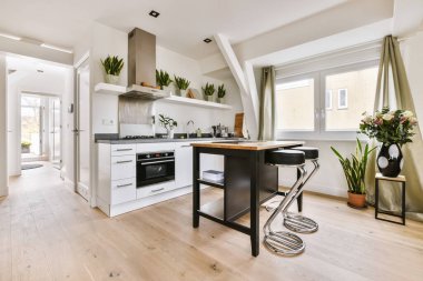 Çekici bir mutfağın içi bir sürü çiçekle dolu.