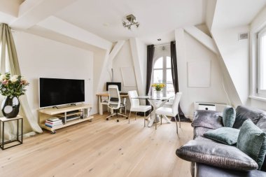 Çekici bir oturma odasının içinde siyah bir kanepe.