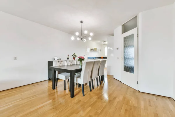 Sala de jantar elegante com uma mesa escura — Fotografia de Stock