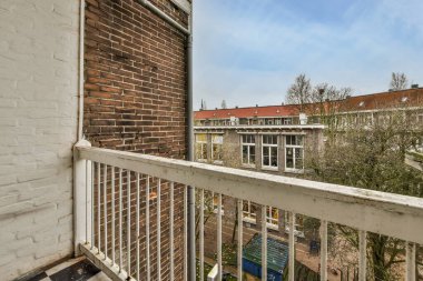 En üst katta küçük bir balkon var.