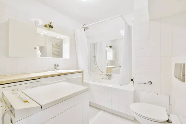 洗濯機付きの快適なバスルームのインテリア — ストック写真